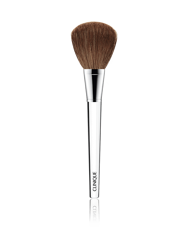 Powder Brush, Büyük, kadifemsi yapılı fırçası, pudrayı tüm tüze dağıtarak ve sabitleyerek pürüzsüz bir uygulama sağlar. Antibakteriyel teknolijilidir.