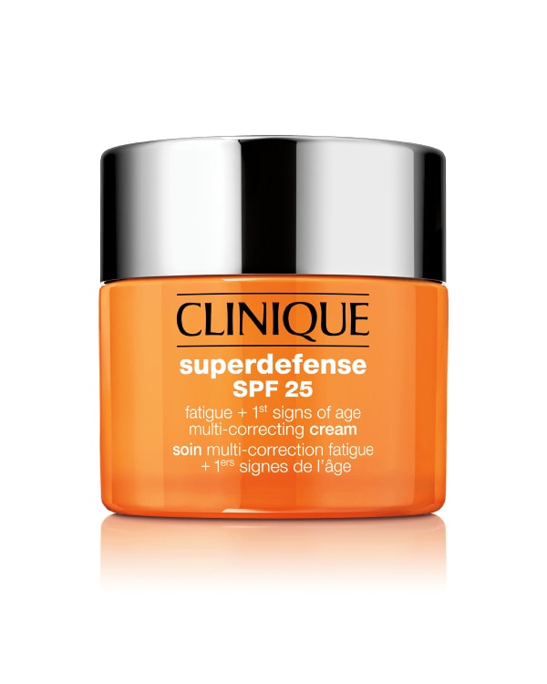 Superdefense™ SPF 25 Yorgunluk ve Yaşlanmanın İlk Belirtilerine Karşı Etkili Nemlendirici Krem, SPF içeren formülü ve ferahlatıcı ipeksi krem dokusuyla, yorgunluk belirtilerine karşı 12 saat boyunca etkili aydınlık görünüm sağlar.