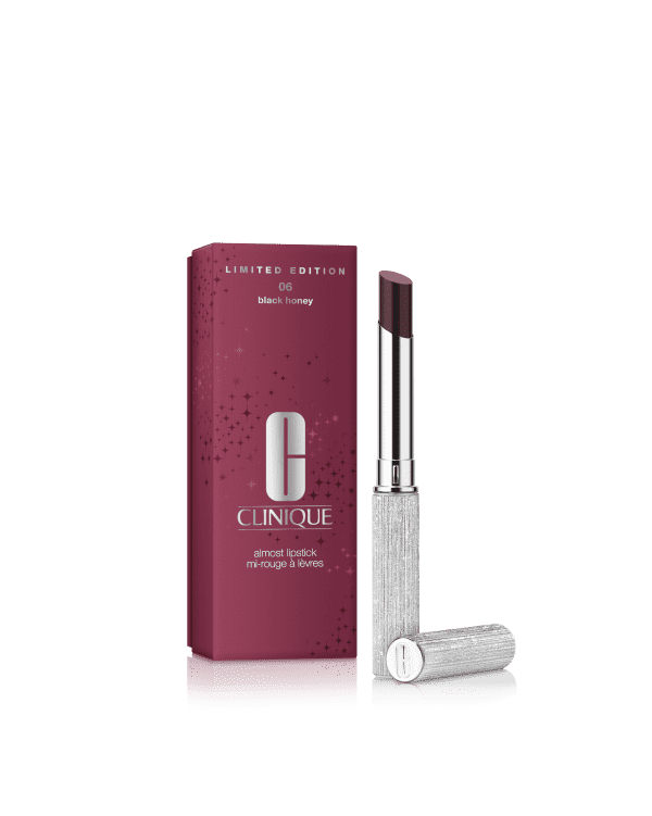 Almost Lipstick Honey Diamond Ruj, <STRONG>Clinique’in efsanevi Black Honey ve Pink Honey rujları,</STRONG> yılbaşı sezonu için sevdiklerinize ve kendinize hediye etmeye hazır, sınırlı sayıda üretilmiş <STRONG>göz alıcı kristal kaplamalı ambalajlarıyla</STRONG> karşınızda. İkonik renklerimiz hiç bu kadar iyi görünmemişti!
